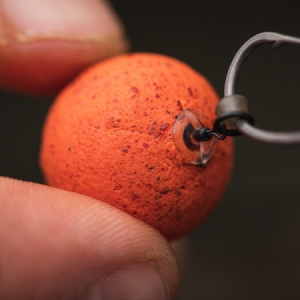 Skrutka s obratlíkom na boilies Korda Bait Screw Swivel