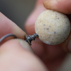Skrutka s obratlíkom na boilies Korda Bait Screw Swivel